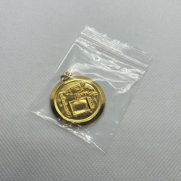 VINTAGE TECHNOLOGY TV PRODUCTION PENDANT CHARM GOLD TONE - Picture 10 of 11